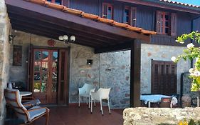 Casa De Madeira E Pedra